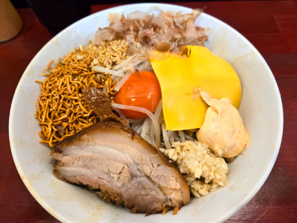 「限定ハイマウントまぜそば（ニンニク、エビマヨ）」@ラーメン鷹の目 東陽町店の写真