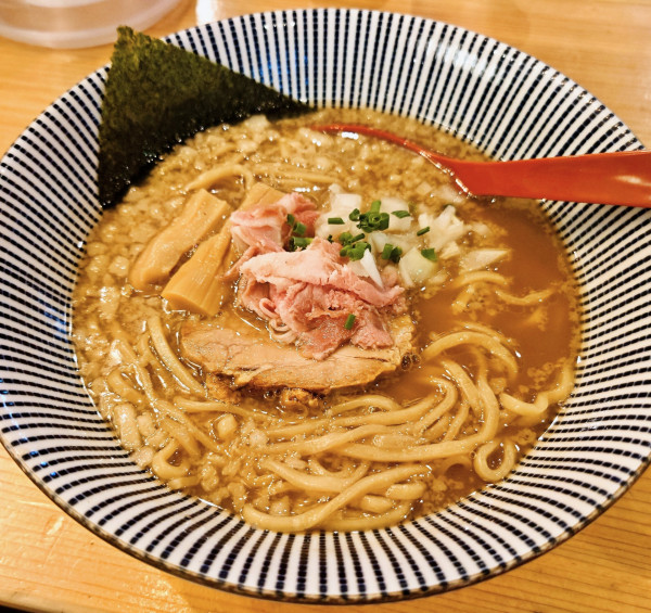 「背脂煮干し醤油らー麺」@焼きあご塩らー麺 たかはし 新宿本店の写真