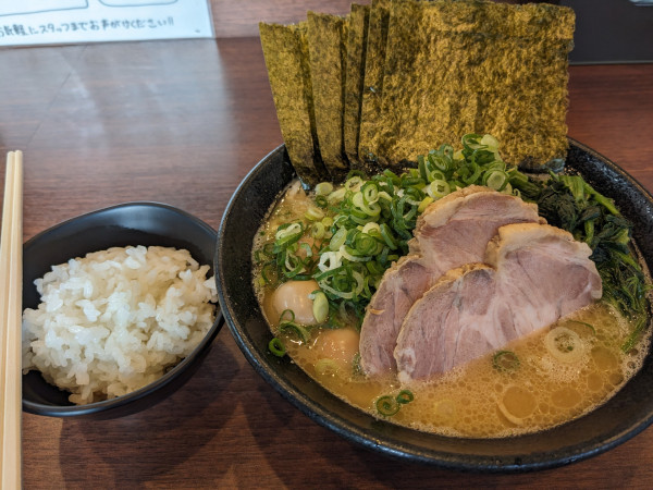 「特製ラーメン（固め・濃いめ）+半ライス」@弐七家の写真