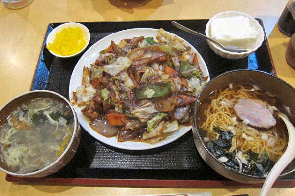 「回鍋肉の定食　800円＋半ラーメン　200円」@花彫酒家の写真