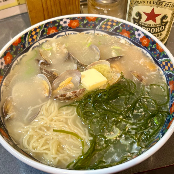 「あさりらーめん＋しうまい２ケ＋瓶ビール 中ビン」@らーめん 松富の写真