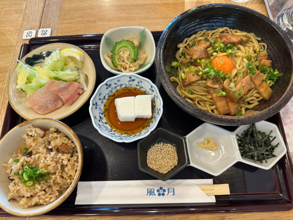 「琉球セット（琉球まぜそば）1,800円」@風月 那覇空港店の写真