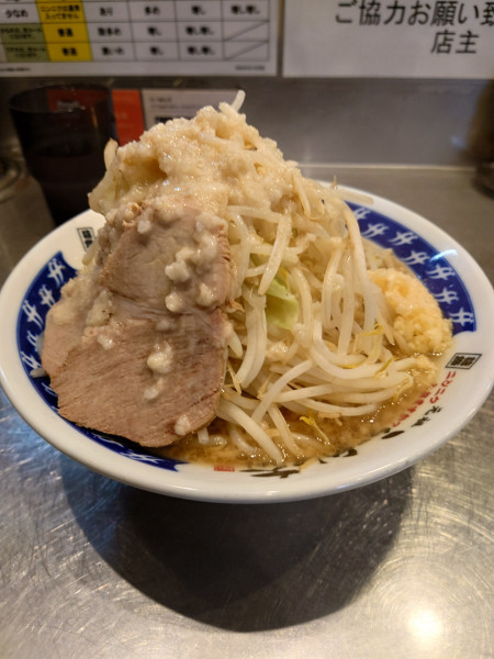 「ラーメン（平打ち麺）  野菜  ニンニク  アブラ」@らーめん大 大森店の写真