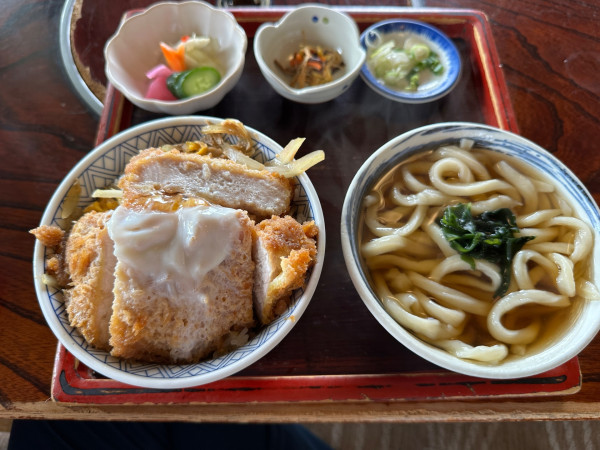 「カツ丼定食（温かいうどん）1,290円」@六助うどんの写真