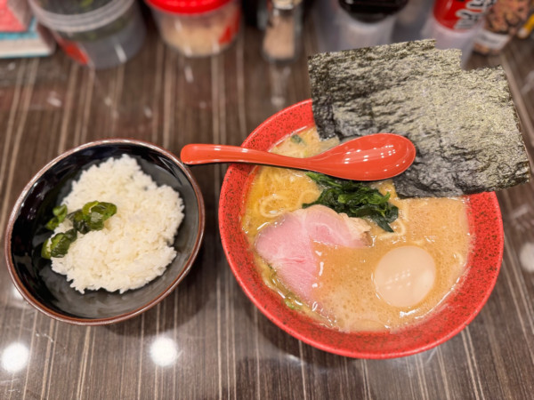 「半熟味玉ラーメン 1000円＋無料半ライス」@横浜家系ラーメン ぶっ家の写真