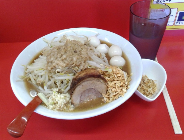 「小ラーメン+うずら+フライドオニオン(1150円)」@立川マシマシ 長岡店の写真