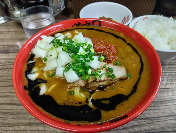 「トマト味噌らーめん、ピリ辛ひき肉、一口めし、玉葱」@味噌屋八郎商店 新宿店の写真