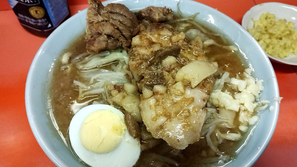 「ラーメン麺半分ちょいニンニクちょいアブラ」@ラーメン富士丸 神谷本店の写真