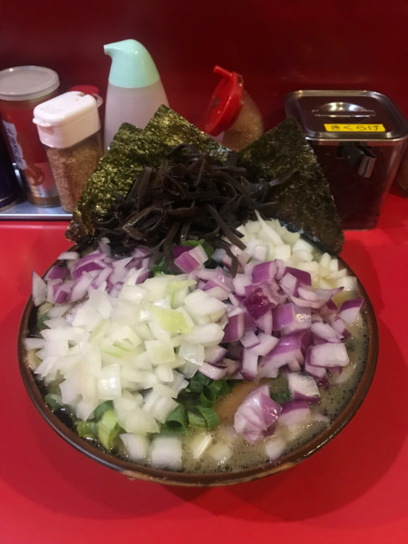 「ﾗｰﾒﾝ＋九条ねぎ＋紫たまねぎW＋たまねぎW＆感謝のきくらげ」@どんとこい家の写真