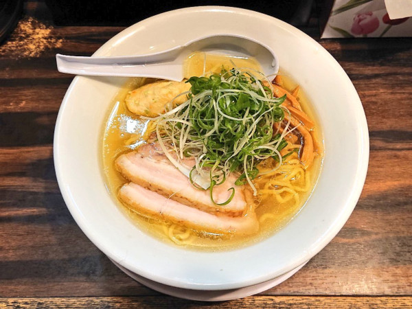 「鮮魚の塩ラーメン（ホウボウ）」@稲荷屋の写真