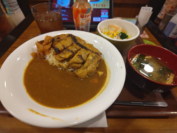「やわらかチキンカレー+サラダセット」@すき家 船堀駅前店の写真