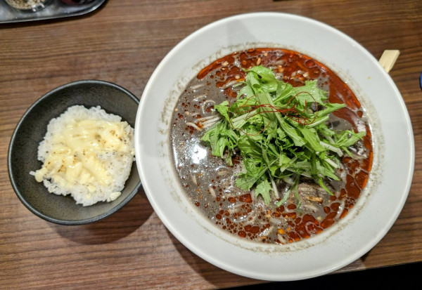 「坦々麺(黒)1050円 +炙りチーズご飯100円」@うさ担 浦和本店の写真