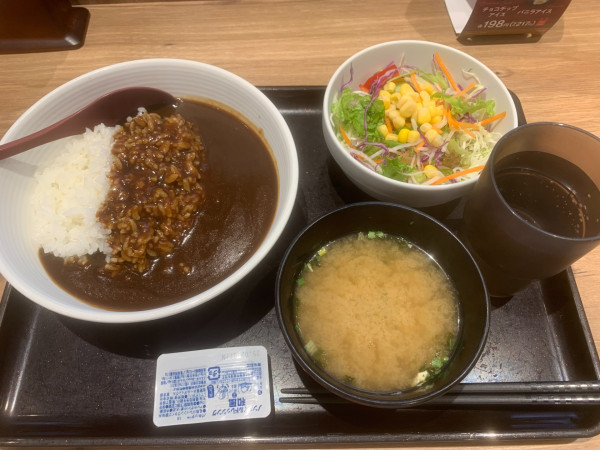 「黒カレーサラダ味噌汁セット 671円」@吉野家 新青梅街道東大和店の写真