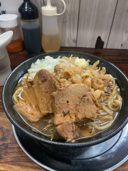「小ラーメン（900円）ニンニク、ヤサイ、アブラ、タマネギ、魚粉」@麺でる 川崎店の写真
