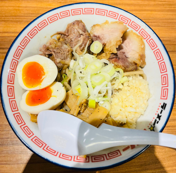「全部のせ油そば 1150円」@ラーメン☆ビリープラスの写真