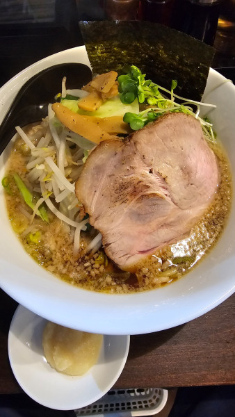 「背脂醤油らーめん　880円   ＋ ゆで野菜ＴＰ」@麺や まる喜の写真