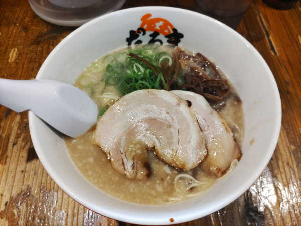 「ラーメン800円」@元祖博多だるま 博多デイトス店の写真