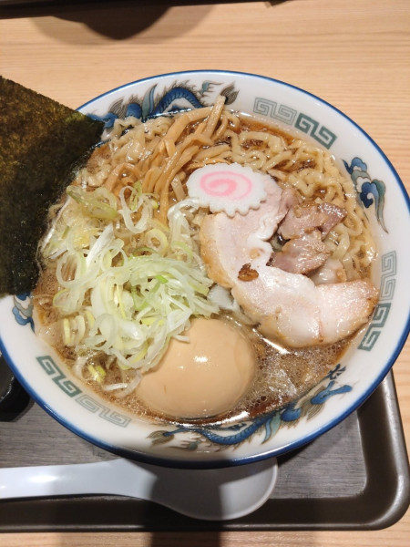 「らーめん（並）＋味玉＋ネギ増し」@舎鈴 シャポー本八幡店の写真