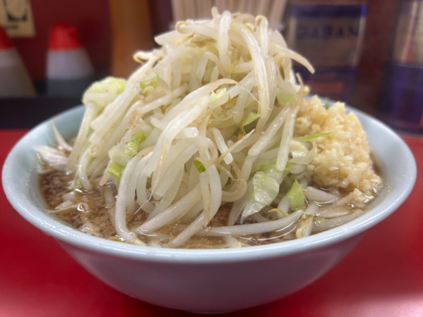 「小ラーメン ぶた2枚（ﾔﾜﾒ ﾔｻｲ ﾆﾝﾆｸ）」@ラーメン二郎 中山駅前店の写真