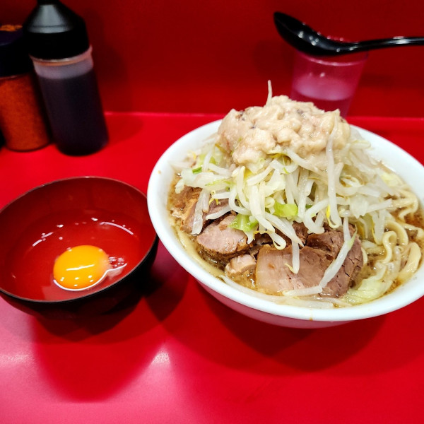 「小豚入り ヤサイ、ニンニク、アブラ 生卵」@ラーメン二郎 生田駅前店の写真