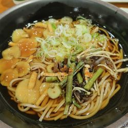 山菜なめこそば（750円）