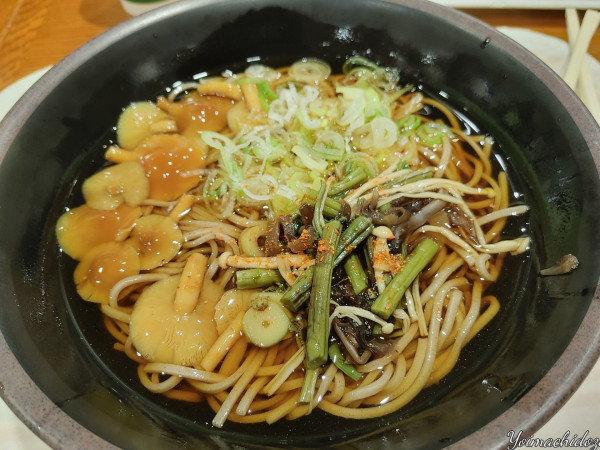 「山菜なめこそば（750円）」@関越道 越後川口SA（下） スナックコーナーの写真