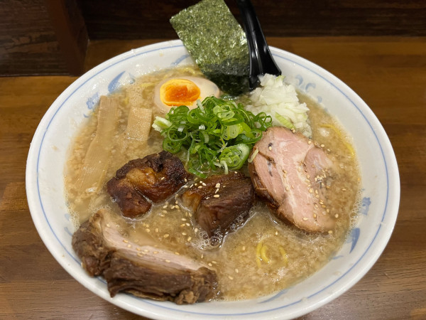 「背脂ラーメン(醤油)+麺ダブル、厚切りチャーシュー、角煮、玉ねぎ」@ラーメン・ぶーけの写真
