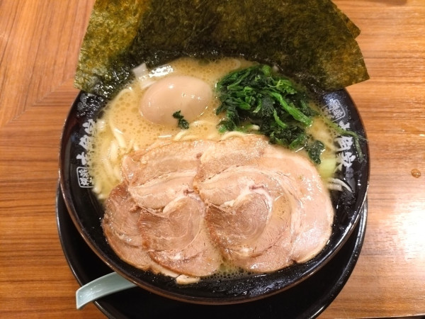 「MAXラーメン並1,390円」@横浜家系ラーメン 壱角家 戸塚西口店の写真