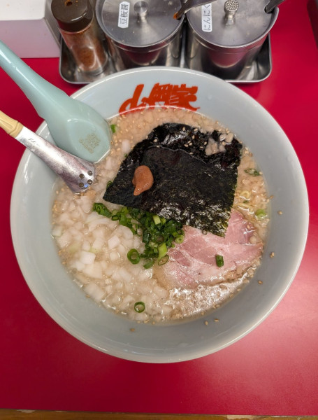 「朝ラーメン+玉ネギ+背脂変更」@ラーメン山岡家 小山駅南店の写真
