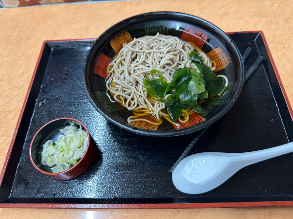 「冷しかけそば（並盛）310円」@そば・うどん 八起家 西口店の写真