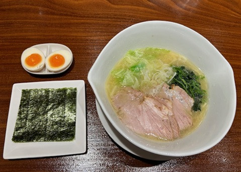 「とんこつ　しお（キャベツ入り）900円＋ 味付 120円。」@ら～麺 Re-Bornの写真