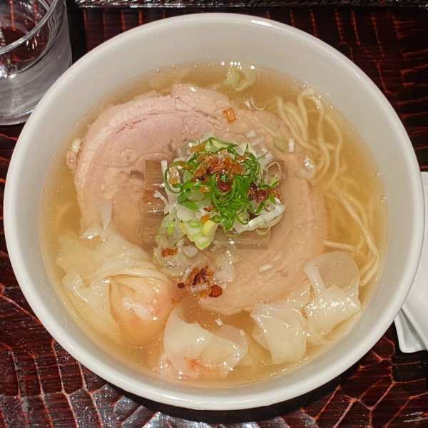 「特製海老雲呑麺 塩 三ヶ入り¥1,380」@らー麺 本間の写真