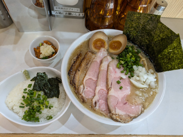 「【限定】濃厚チャーシュー麺大盛り➕飯割り」@麺屋 扇 SENの写真