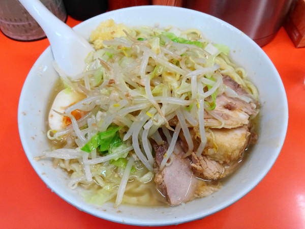 「豚入り塩（1,250円）ヤサイニンニクアブラ」@らーめん いごっそうの写真