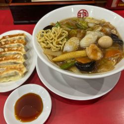うまに麺改め珍来麺935円、餃子300円