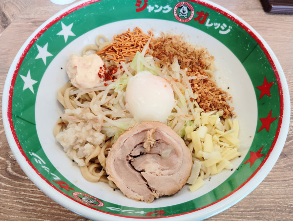 「まぜそば（玉子あり）並盛」@ジャンクガレッジ 和光市駅南口店の写真