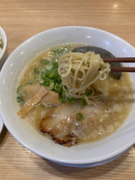 「濃厚醤油ラーメン　ランチ白飯」@とりの助 八木店の写真