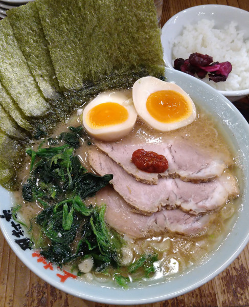 「らーめん全部のせ+半ライス」@横浜らーめん 上州田村家の写真