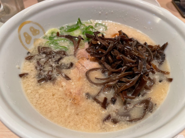 「豚骨バリカタ　キクラゲトッピング」@TOKYO 豚骨 BASE MADE by 博多一風堂 ecute品川サウス店の写真