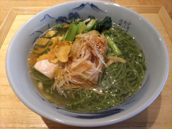 「蒸し鶏と千住葱の温麺・大盛・緑野菜麺（ほうれん草）」@はしづめの写真