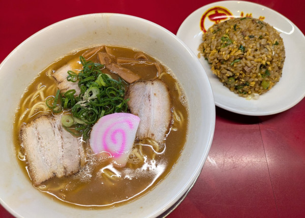 「中華そば   850円，半チャーハン   400円」@丸高中華そば 神戸二宮店の写真