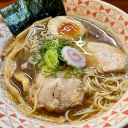 黄昏醤油そば 半熟味玉付半分入り