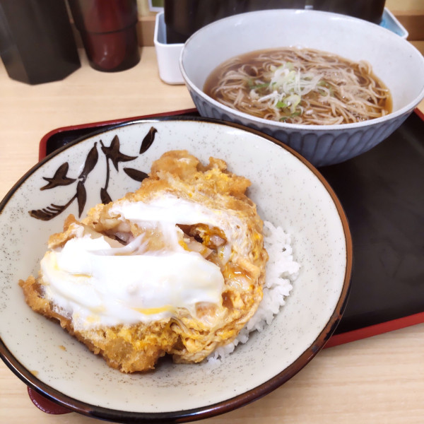 「チキンカツ丼とそばのセット（￥780）」@立ちそば にはちの写真