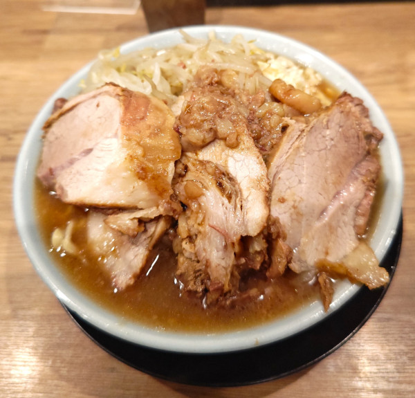 「豚ラーメン（ニンニク、あとはそのまま）」@俺の生きる道 上野店の写真