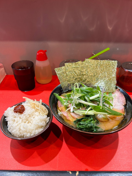 「チャーシュー麺並　小ライス　九条ネギ」@横浜ラーメン斎藤家  日野店の写真