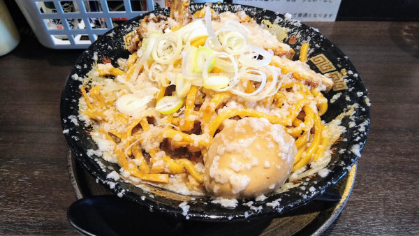 「爆盛油脂麺」@らーめん 平太周 早稲田店の写真