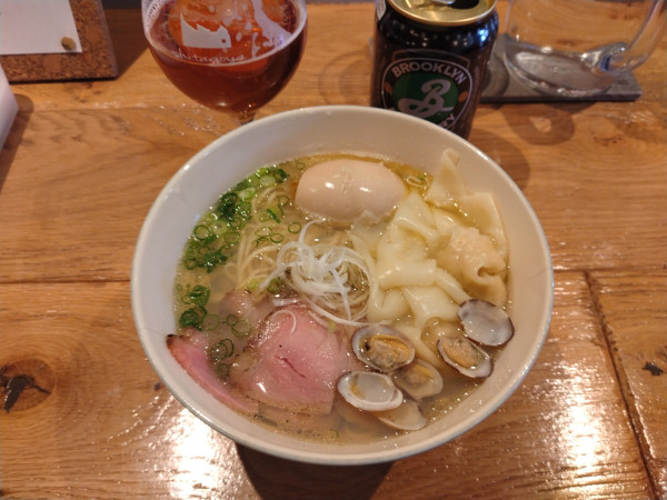 「特製アサリ塩ラーメン¥1450+ブルックリンラガー¥750」@出汁そば なおやの写真