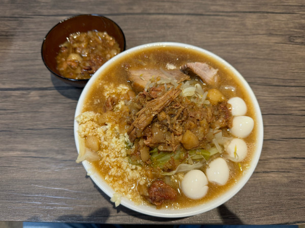 「ラーメン中うずら5個味付アブラ」@ラーメンマルキの写真