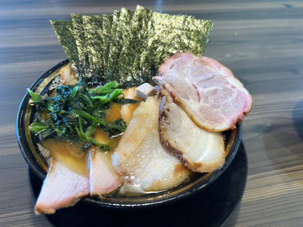 「チャーシューメン3枚　のり　バラ　トントロ　コロチャー　フォロサ」@家系ラーメン がくの写真