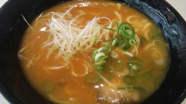 「辛旨とんこつ醤油ラーメン 528円」@はま寿司 鹿浜店の写真